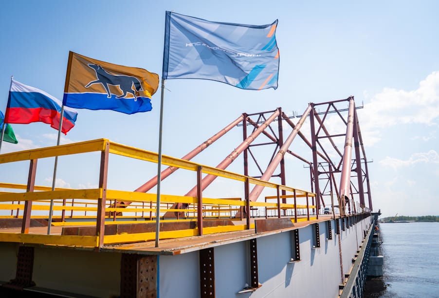 В Сургуте состыковали пролеты моста через реку Обь